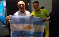 Sốc: HLV và đội trưởng Brazil chụp ảnh với cờ Argentina