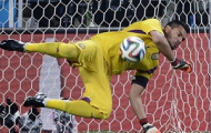 Video: Thủ thành Romero xem bảo bối trong quần lót trước khi cản phá hai quả phạt penalty