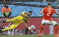 SỐC: Ron Vlaar sút penalty thành công
