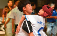 U19 Việt Nam tặng quà cho trẻ khuyết tật, mồ côi