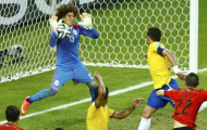Bán vợ, đợ con để giữ thủ môn Guillermo Ochoa