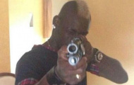 AC Milan điên người với bức hình cầm súng bắn của Balotelli