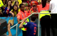 Van Persie tặng huy chương cho fan cuồng