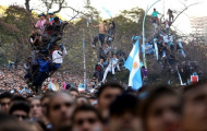CĐV Argentina đánh đu với tử thần để xem chung kết World Cup