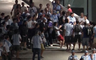 Video: Hậm hực vì mất cúp, CĐV Argentina phang nhau nảy lửa bên ngoài sân Maracana