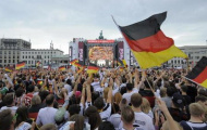 Cúp vàng thế giới đã về tới Berlin, biển người đứng chờ đợi
