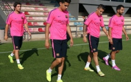 Barca trở lại tập luyện trong trang phục nữ tính