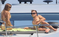 Mario Goetze xả hơi bên bạn gái nóng bỏng