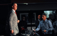 Vừa tới M.U, Van Gaal đã rủ Sir Alex... uống rượu