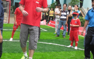 Cựu danh thủ Manchester United chơi bóng cùng học sinh khiếm thị Việt Nam
