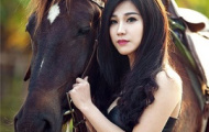 Hotgirl nóng bỏng trên lưng ngựa