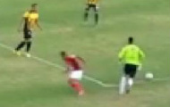 Video: Pha lừa bóng ngoạn mục của thủ môn