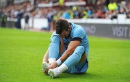 Negredo 'gặp may' vì... bị đá gãy chân