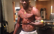Balotelli khoe thân hình cơ bắp trong phòng tập