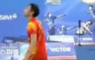 Video: Khó tin chuyện tuyển thủ vừa đánh vừa thay vợt