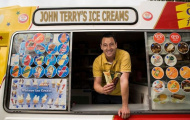 Terry đãi kem cho công nhân