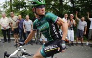 Video Tour de France: Cua-rơ dừng xe đôi co với fan