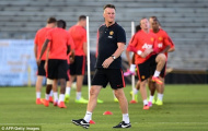 Van Gaal, M.U và du đấu: Ăn cơm Chúa múa tối ngày