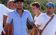 Bất chấp chấn thương, Neymar đưa bạn gái đi chơi biển
