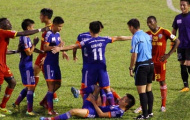 Cầu thủ 'đấu võ', trọng tài suýt bị tấn công ở An Giang