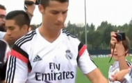Cristiano Ronaldo mỏi tay ký tặng người hâm mộ