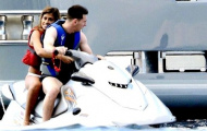 Messi chở bạn gái mặc bikini nóng bỏng trên mô tô nước