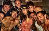 Irina Shayk chụp ảnh nóng giữa dàn trai lạ
