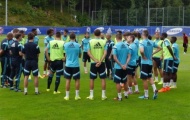 Ashley Cole bị chế ảnh hài vì dáng đứng 'tự kỷ'