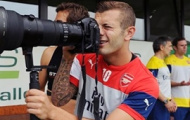 Wilshere nghịch máy ảnh 'khủng' trong buổi tập của Arsenal
