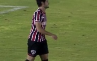 Video: Vịt con Pato 'ăn hại' cản cú sút của đồng đội