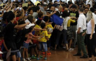 Hàng ngàn CĐV Nhật chào đón Neymar tại sân bay