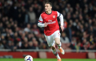 Wenger mở cửa cho Vermaelen sang M.U