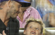 Chán bóng đá, Beckham chuyển đến sân bóng chày 'chăm trẻ'