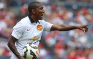 Sợ bị M.U bán, Ashley Young chấp nhận đá... hậu vệ