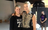 Người đẹp Bouchard trong đôi giày của Sharapova