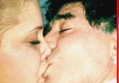 Maradona khóa môi gái một con nóng bỏng