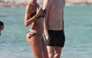 Vợ Montolivo 'gặp họa' vì bikini không dây