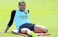 Barcelona “điên đầu” vì… Daniel Alves