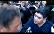 Diego Maradona lại gây sự với báo chí, tát vào mặt phóng viên