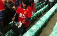 Fan Trung Quốc bắt chước fan Nhật dọn rác ở sân vận động?