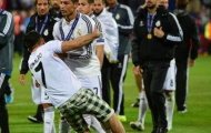 Fan cuồng lao vào sân ôm hôn, bóp chân cho Ronaldo