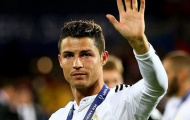 Chủ tịch UEFA Platini 'tẽn tò' khi trao huy chương cho Ronaldo