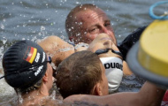 Cứu sống một kình ngư bị ngất khi thi đấu