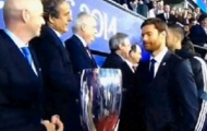 Video: Alonso lạnh lùng đối mặt Michel Platini