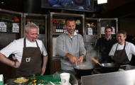 Căm ghét cùng cực, Giggs 'đóng cửa' quán với Man City