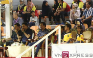 Nhà vua Brunei thưởng thức bóng đá
