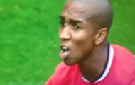 Video: Ashley Young bị chim 'thả bom' vào miệng