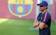 Vì sao Luis Enrique thích đeo kính mát khi chỉ đạo?