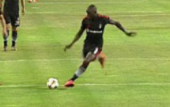 Cận cảnh Demba Ba đe dọa khung thành của Arsenal từ giữa sân