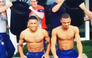 Hứng nước đá, Chamberlain và Gibbs không quên chọc trọng tài Marriner